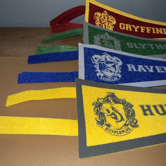 Harry Potter Set Of 4 House Banners Hufflepuff Ravenclaw Slytherin Gryffindor - Picture 2 of 10